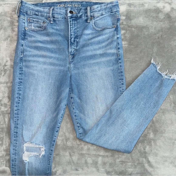 American Eagle Light Washed, Distressed With Raw hem. Watch VIDEO! - Picture 1 of 2